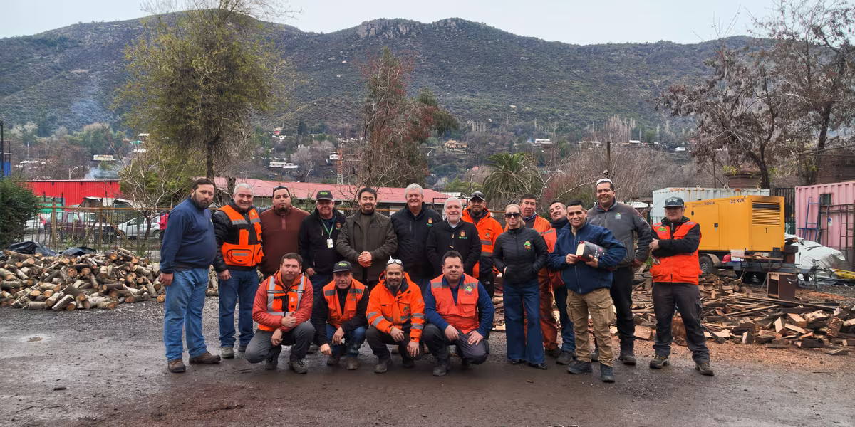 Alcalde de Pirque entrega ayuda en leña para familias de San José de Maipo