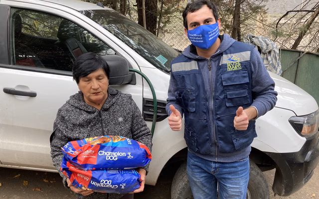 Reparto de comida para animales