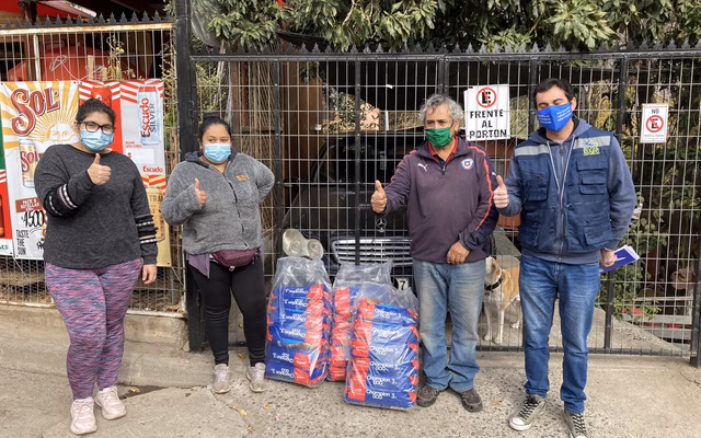 Reparto de comida para animales