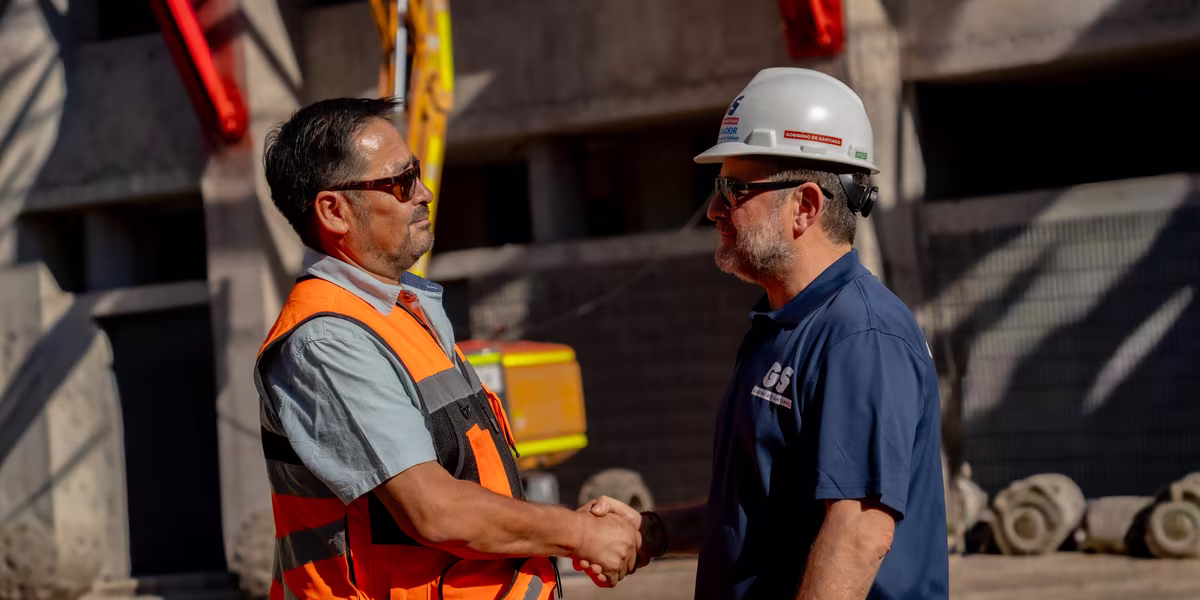 Alcalde y gobernador realizan visita inspectiva a obras del futuro Complejo Deportivo de San José de Maipo