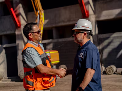 Alcalde y gobernador realizan visita inspectiva a obras del futuro Complejo Deportivo de San José de Maipo