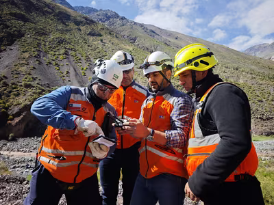 Exitosa evacuación de personas aisladas en sector cordillerano del Cajón del Colorado