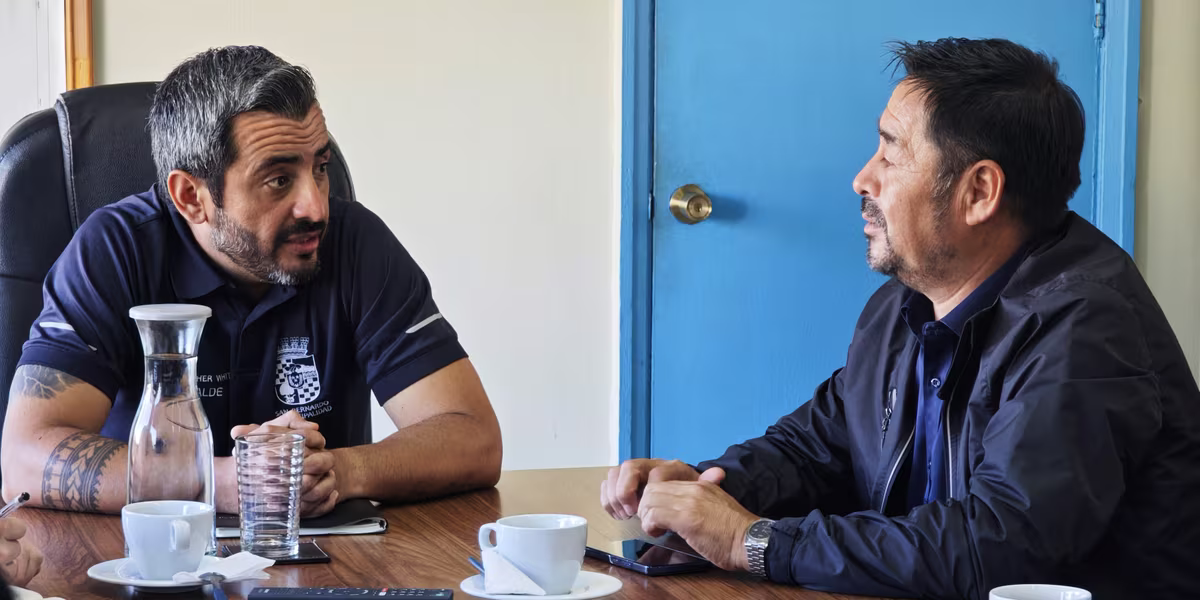 🤝 Coordinación intercomunal: alcalde Roberto Pérez Catalán se reúne con el alcalde de San Bernardo, Christopher White