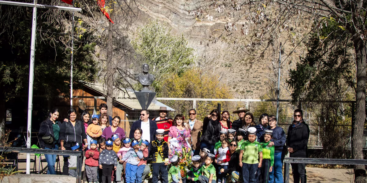 Comunidad de San Alfonso conmemoró las Glorias Navales junto a estudiantes de la escuela local