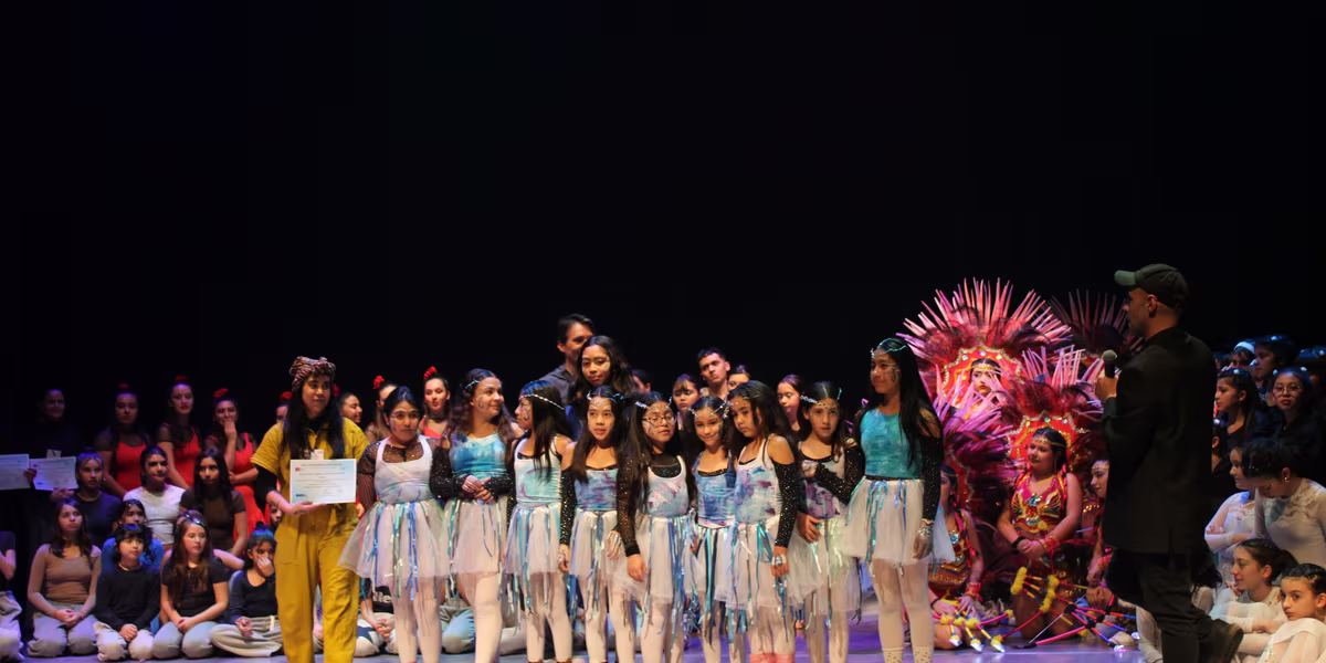 Niñas del Programa 4 a 7 representan a la Escuela Gabriela Tobar Pardo en Festival de Danza Estudiantil Metropolitano