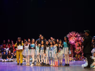 Niñas del Programa 4 a 7 representan a la Escuela Gabriela Tobar Pardo en Festival de Danza Estudiantil Metropolitano