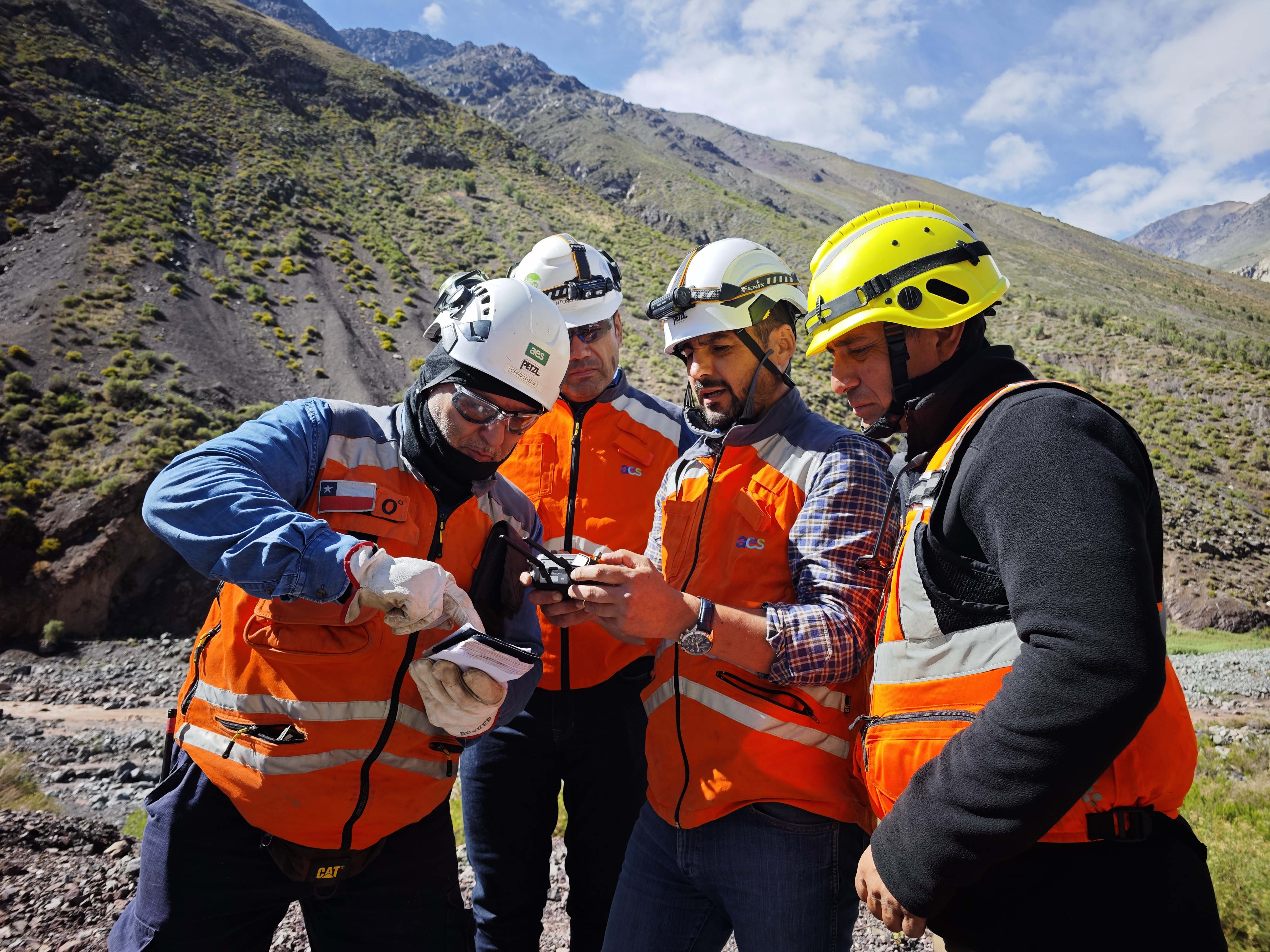 Exitosa evacuación de personas aisladas en sector cordillerano del Cajón del Colorado